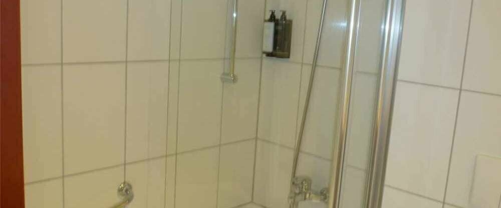 Standardzimmer mit Wanne