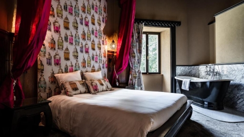 Tauchen Sie ein in die magische Welt von Tausendundeiner Nacht, wo Geschichten und Legenden in einem prachtvollen, exotischen Ambiente zum Leben erwachen. Eine Nacht voller Wunder im Herzen eines der schönsten Paläste des Orients.