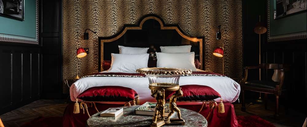 Begeben wir uns auf eine Reise zurück in die Goldenen Zwanziger! Erleben Sie die zeitlose Romantik von Paris um Mitternacht, wenn die Lichter der Stadt und elegante Stoffe eine Atmosphäre voller Charme und Raffinesse schaffen.