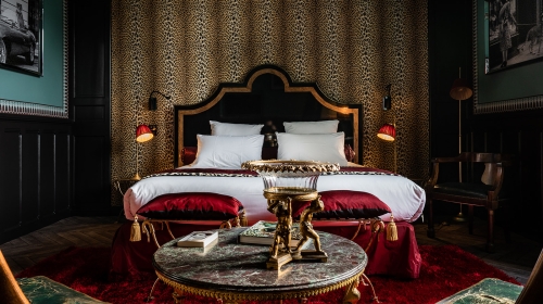 Begeben wir uns auf eine Reise zurück in die Goldenen Zwanziger! Erleben Sie die zeitlose Romantik von Paris um Mitternacht, wenn die Lichter der Stadt und elegante Stoffe eine Atmosphäre voller Charme und Raffinesse schaffen.