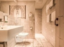 Mittelalterliches Hotel Arthus - Badezimmer