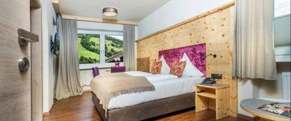 Modernes Zirben Familienzimmer mit Balkon