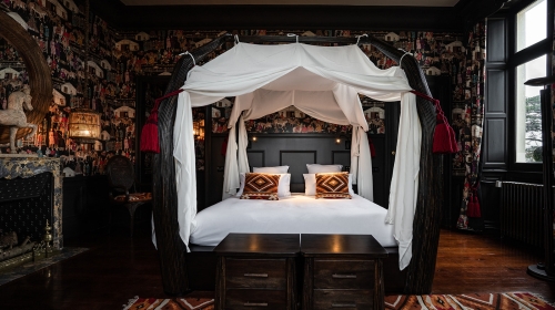 Tauchen Sie ein in die mystische Welt der Mongolei, wo endlose Steppen und uralte Traditionen in einem warmen, authentischen Ambiente aufeinandertreffen. Jedes Element weckt die Sehnsucht nach Abenteuer und Ruhe.