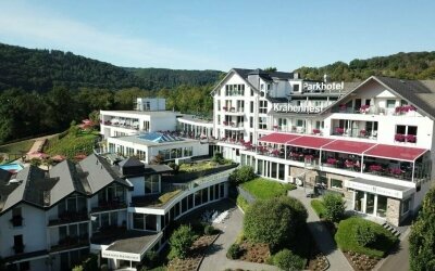 Moselstern****Parkhotel 'Krähennest' - Hotel-Außenansicht