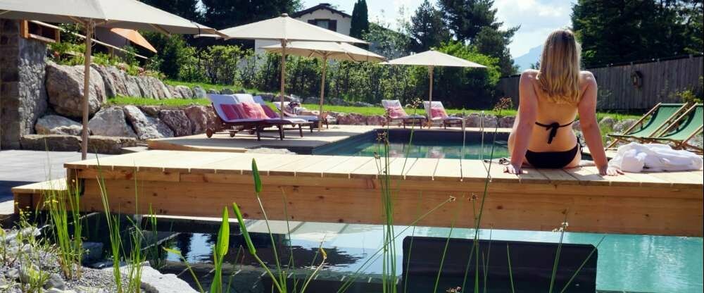 Natur-Pool: 15 x 4 m zum Schwimmen und Abkühlen in natürlich aufbereitetem, weichem Wasser. Terrasse, Liegewiese und Holzdecks sowie Außen-Duschen von ca. Mai bis Ende Oktober mit Liegestühlen und Sonnenschirmen.