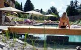 Natur-Pool: 15 x 4 m zum Schwimmen und Abkühlen in natürlich aufbereitetem, weichem Wasser.
Terrasse, Liegewiese und Holzdecks sowie Außen-Duschen von ca. Mai bis Ende Oktober
mit Liegestühlen und Sonnenschirmen.