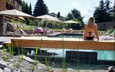 Natur-Pool: 15 x 4 m zum Schwimmen und Abkühlen in natürlich aufbereitetem, weichem Wasser.
Terrasse, Liegewiese und Holzdecks sowie Außen-Duschen von ca. Mai bis Ende Oktober
mit Liegestühlen und Sonnenschirmen.