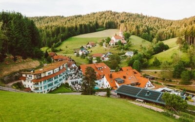Naturparkhotel Adler St. Roman - Hotel-Außenansicht