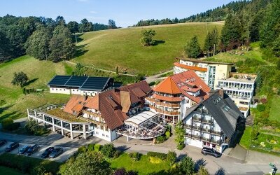 Naturparkhotel Adler St. Roman - Hotel-Außenansicht
