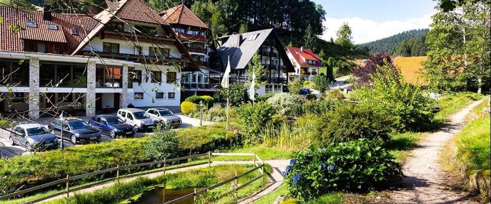 Naturparkhotel Adler St. Roman - Hotel-Außenansicht