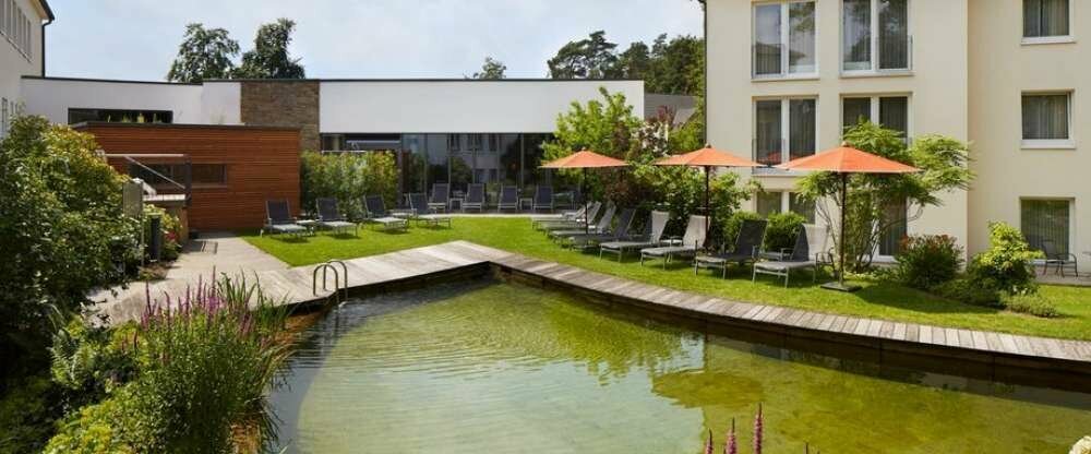 Naturschwimmteich Und Gartensauna