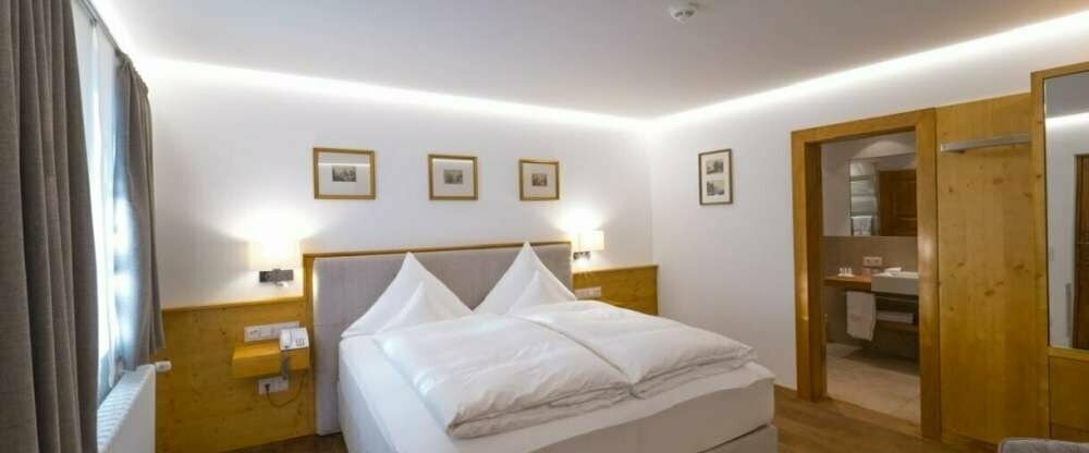 Unsere kleinsten Zimmer, mit Dusche, 50 Zoll TV mit Ambilight, luxuriöse 180x200 Betten von Treca Paris, Schreibtisch, Fön, Bademantel, Minibar, Safe, freies WLAN, teilweise mit Klimaanlage, Wellnesstasche für Day Spa Nutzung am Abreisetag