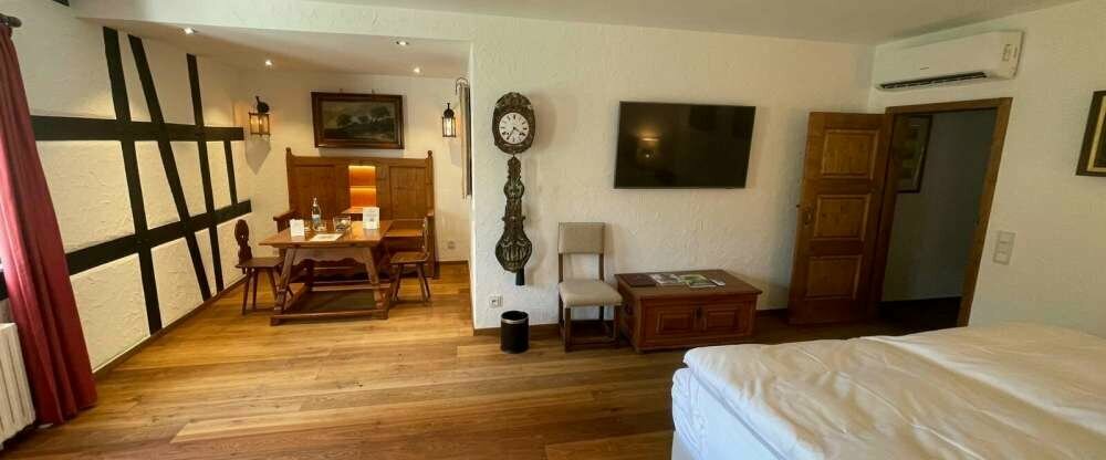 2021 wurden alle Superior-Zimmer vollständig renoviert und zeichnen sich durch ein ausgewogenes Verhältnis von Luxus, Komfort, Modernität, Kunst und Antiquitäten aus. Traumhafter Blick auf die Fränkische Saale, große Boxspringbetten (200x200) von Treca de