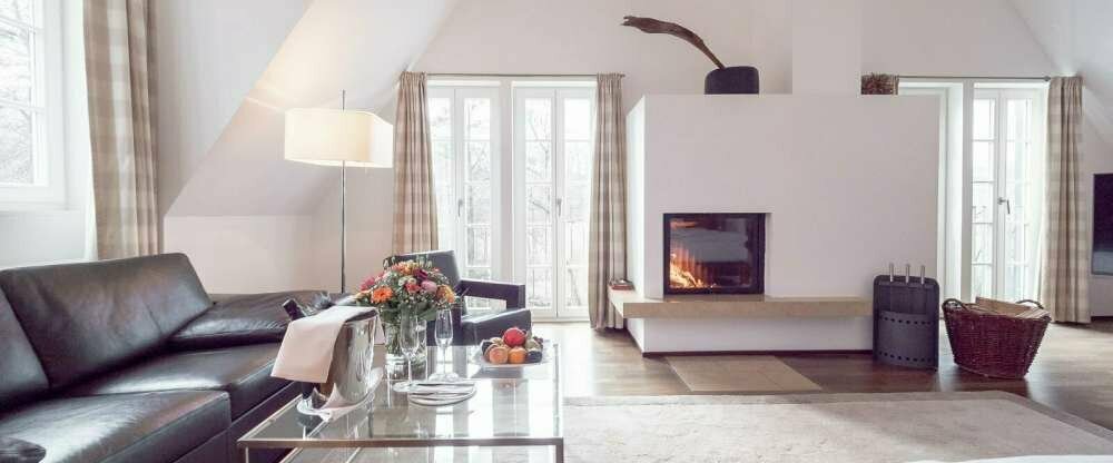 90qm, offener Kamin, Tageslichtbad mit Dusche und Wanne, komfortabele Betten (200x200), separate Toilette, klimatisiert, im Wellnessbereich, Blick in die Natur, Flat-TV, Fön, Bademantel, Minibar, Nespresso Kaffeemaschine, Safe, freies Wlan, Wellnesstasche