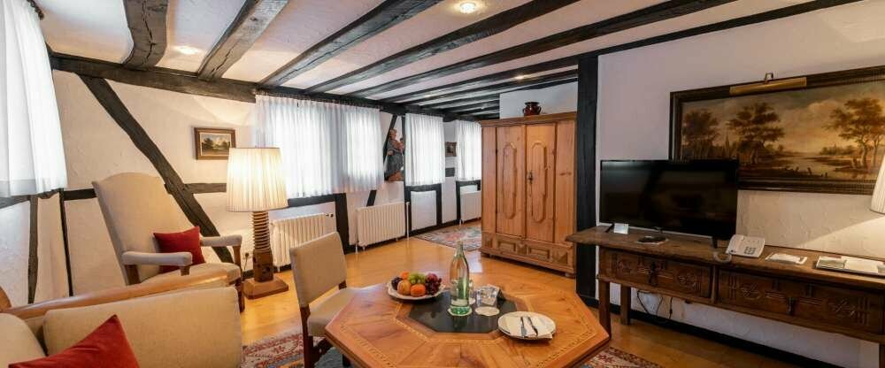 Unsere größte Suite, 2 Schlafzimmer, 2 Etagen,2 Badezimmer gemeinsamer Wohnraum, 1 Badezimmer mit Dusche und Badewanne, Balkon mit Blick auf die Fränkische Saale, sowie einem modernen Badezimmer mit Dusche auf der oberen Etage, traumhafter Blick in die Na