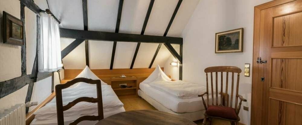 Unsere größte Suite, 2 Schlafzimmer, 2 Etagen,2 Badezimmer gemeinsamer Wohnraum, 1 Badezimmer mit Dusche und Badewanne, Balkon mit Blick auf die Fränkische Saale, sowie einem modernen Badezimmer mit Dusche auf der oberen Etage, traumhafter Blick in die Na