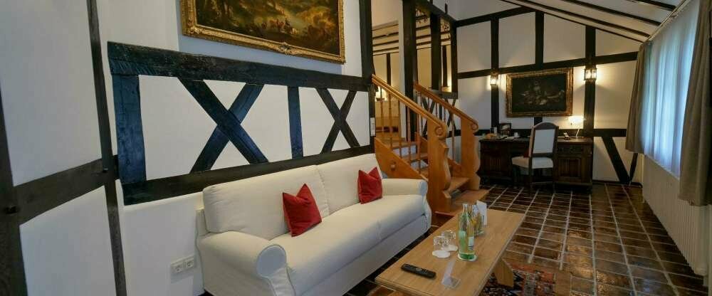 Separater Schlaf-/ und Wohnbereich, traumhaften Blick auf die Fränkische Saale, sehr großes Bett (200x200), voll klimatisiert, Nespresso Maschine, sehr komfortables Badezimmer, jeweils zwei Flat-TV´s, Föhn, Bademantel, Minibar, Safe, freies WLAN, Wellenes