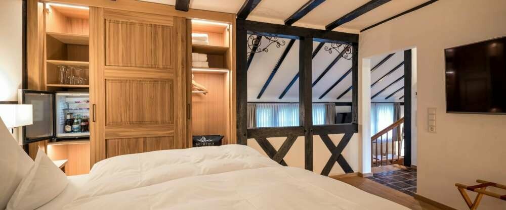 Separater Schlaf-/ und Wohnbereich, traumhaften Blick auf die Fränkische Saale, sehr großes Bett (200x200), voll klimatisiert, Nespresso Maschine, sehr komfortables Badezimmer, jeweils zwei Flat-TV´s, Föhn, Bademantel, Minibar, Safe, freies WLAN, Wellenes