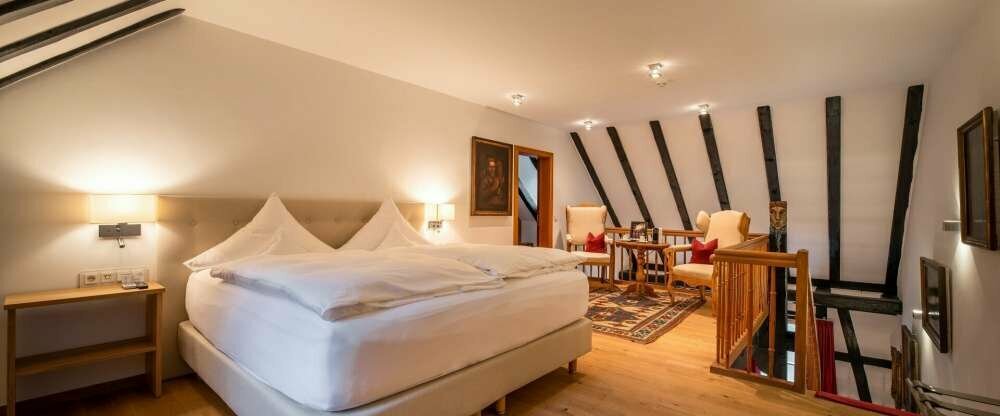 80 m² großen Zimmer auf 2 Etagen, mit zwei vollwertigen Badezimmern, modernen Schlafzimmer (Betten mind. 180x200) auf der oberen Etage und einem stilvollen Wohnbereich auf der unteren Etage, herrlicher Blick in die Natur auf die Fränkische Saale, Flat-TVs