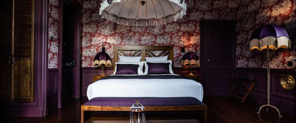 Erleben Sie im Herzen des alten Königreichs Burma eine wahre Zeitreise. Diese Nacht entführt Sie in eine Ära schimmernder, bezaubernder Farben, in der Kupfer und Holz in einem warmen, gepflegten Ambiente harmonisch zusammenwirken.