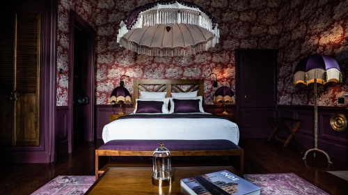 Erleben Sie im Herzen des alten Königreichs Burma eine wahre Zeitreise. Diese Nacht entführt Sie in eine Ära schimmernder, bezaubernder Farben, in der Kupfer und Holz in einem warmen, gepflegten Ambiente harmonisch zusammenwirken.