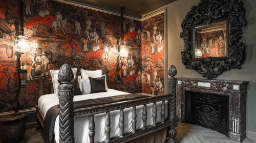 Betreten Sie den Rand des Daches der Welt, wo schneebedeckte Berge der aufgehenden Sonne begegnen. Von uralten Verzierungen bis hin zu kleinsten Details offenbart Tibet eine tiefe Ruhe, durchdrungen von uralten Traditionen.