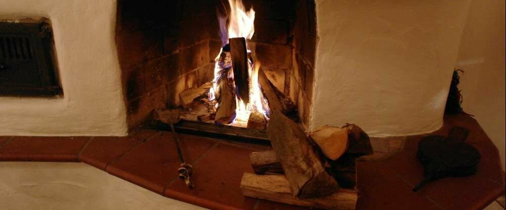 In unserer Buchenhainstube befindet sich einen offenen Kamin, in den anderen Stuben jeweils einen Kachelofen.