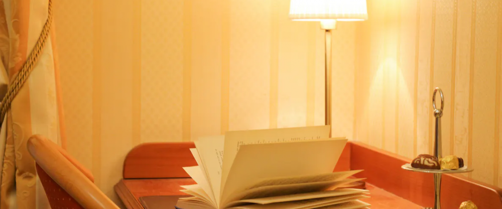 Opera Suites Vienna - Schreibtisch im Zimmer