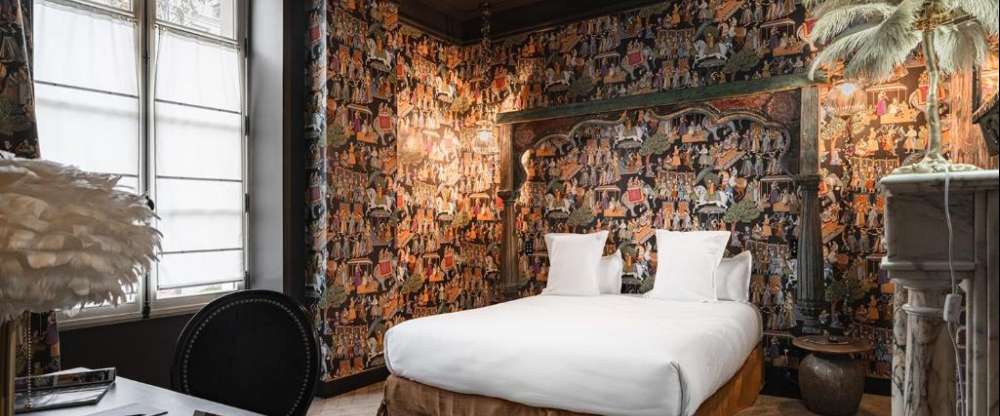 Tauchen Sie ein in die bezaubernde Welt Indiens, die sich in ihren leuchtenden Farben und ihrem pulsierenden Leben offenbart. Hinter der majestätischen, zartrosa Tür erwartet Sie ein Ort der Eleganz und Sanftmut… Willkommen im Palais de Kalinda.