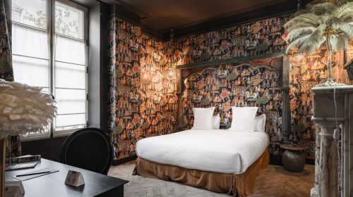 Tauchen Sie ein in die bezaubernde Welt Indiens, die sich in ihren leuchtenden Farben und ihrem pulsierenden Leben offenbart. Hinter der majestätischen, zartrosa Tür erwartet Sie ein Ort der Eleganz und Sanftmut… Willkommen im Palais de Kalinda.