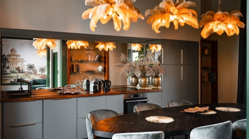 Erleben Sie die Pracht der Maharadscha-Paläste, wo jedes Dekorationselement von Größe und Reichtum erzählt. Ein königlicher Aufenthalt im Herzen Indiens.