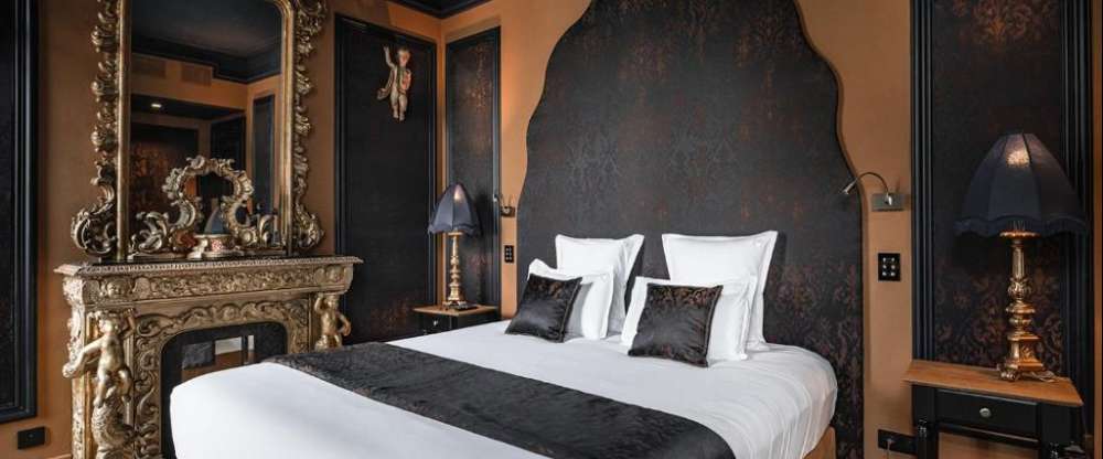 Betreten Sie das Venedig der Liebe, wo Eleganz und Sanftmut verschmelzen und die Farben im Morgengrauen erstrahlen. 