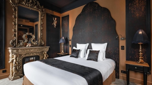 Betreten Sie das Venedig der Liebe, wo Eleganz und Sanftmut verschmelzen und die Farben im Morgengrauen erstrahlen. 