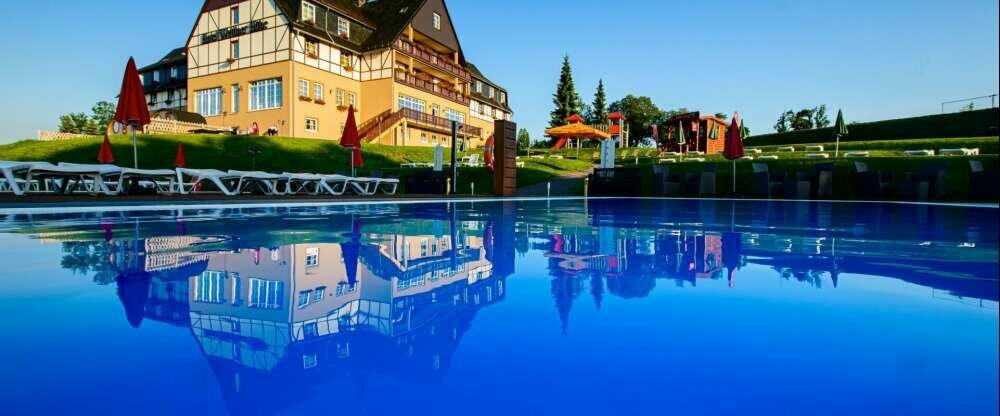 Panorama Berghotel Wettiner Höhe - Hotel-Außenansicht