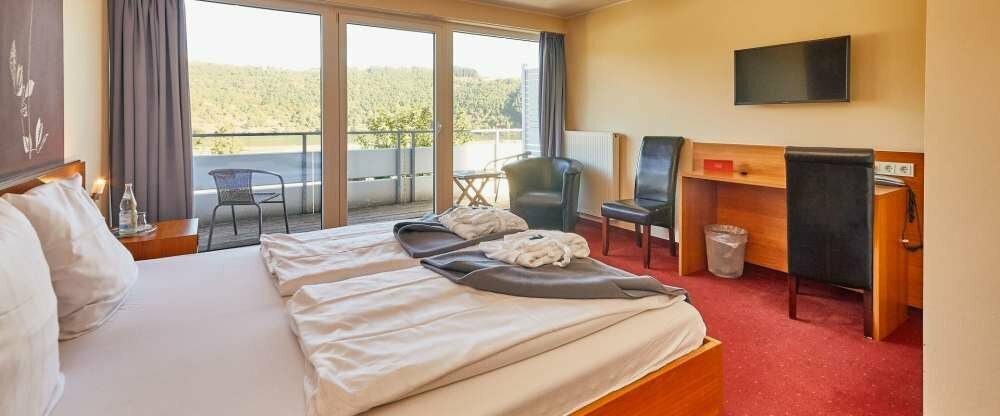 Ausgestattet mit: Safe, Flat-TV, Wireless Lan, Telefon und Schreibtisch. Balkon bzw. Terrasse. Kaffeestation.