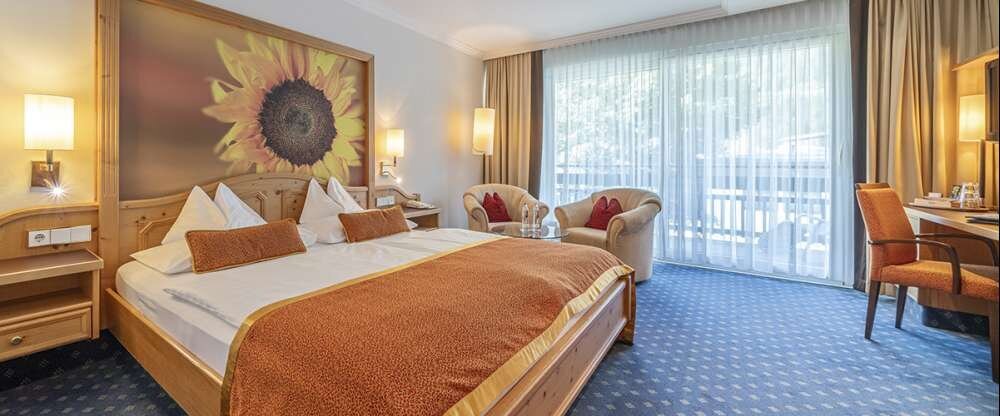 Geräumiges Zimmer mit Balkon und Blick auf das herrliche Gasteiner Bergpanorama. Ausgestattet mit Dusche oder Bad, Fön, Radio, Kabel-TV, Telefon, kostenloses W LAN in allen Hotel-Zimmern, Minibar und Zimmersafe. 