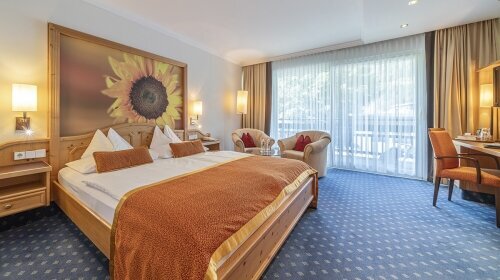 Geräumiges Zimmer mit Balkon und Blick auf das herrliche Gasteiner Bergpanorama. Ausgestattet mit  Dusche oder Bad, Fön, Radio, Kabel-TV, Telefon, kostenloses W LAN in allen Hotel-Zimmern, Minibar und Zimmersafe.
