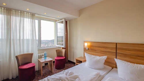 Zimmergröße: 15m²
Betten-Typ: Doppel
Bettgröße: 1,80 x 2,00 m
Panoramablick