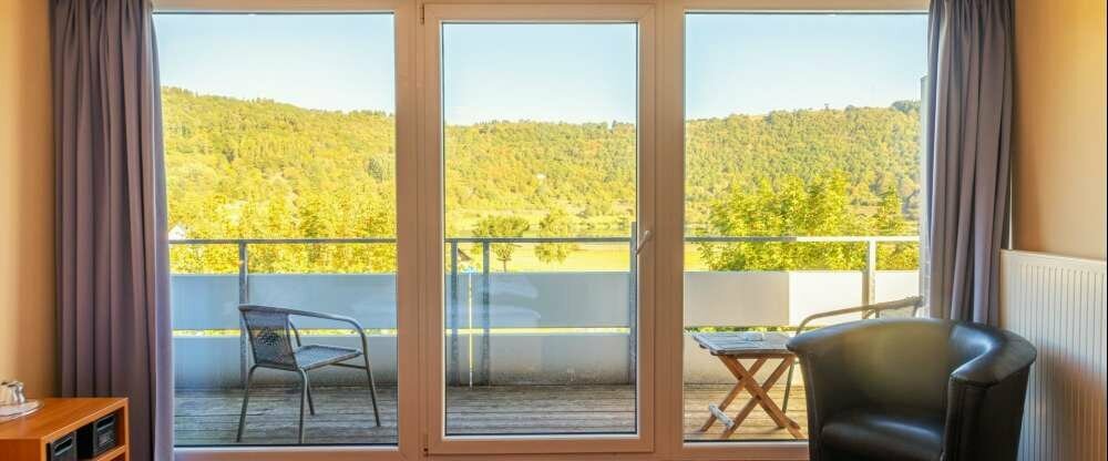 Ausgestattet mit: Safe, Flat-TV, Wireless Lan, Telefon und Schreibtisch. Balkon bzw. Terrasse. Kaffeestation.