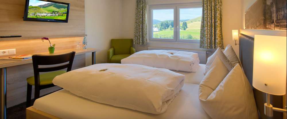 In den Panoramazimmern erwartet Sie ein atemberaubender Ausblick über unseren Garten zum "Blössling" (1.310 Meter hoher Berg mit tollem Rundumblick). Die Komfortzimmer machen es Ihnen leicht, sich so richtig wohl zu fühlen. Die helle, freundlic