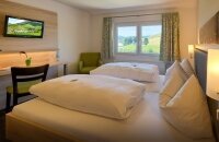 In den Panoramazimmern erwartet Sie ein atemberaubender Ausblick über den Garten zum "Blössling",