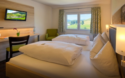 In den Panoramazimmern erwartet Sie ein atemberaubender Ausblick über unseren Garten zum "Blössling" (1.310 Meter hoher Berg mit tollem Rundumblick).
Die Komfortzimmer machen es Ihnen leicht, sich so richtig wohl zu fühlen. Die helle, freundlic