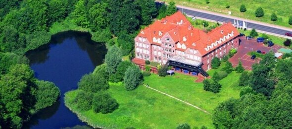 Park Hotel Fasanerie Neustrelitz - Hotel-Außenansicht, Quelle: Park Hotel Fasanerie Neustrelitz