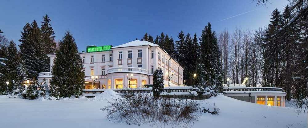 Hotel und Garten im Winter