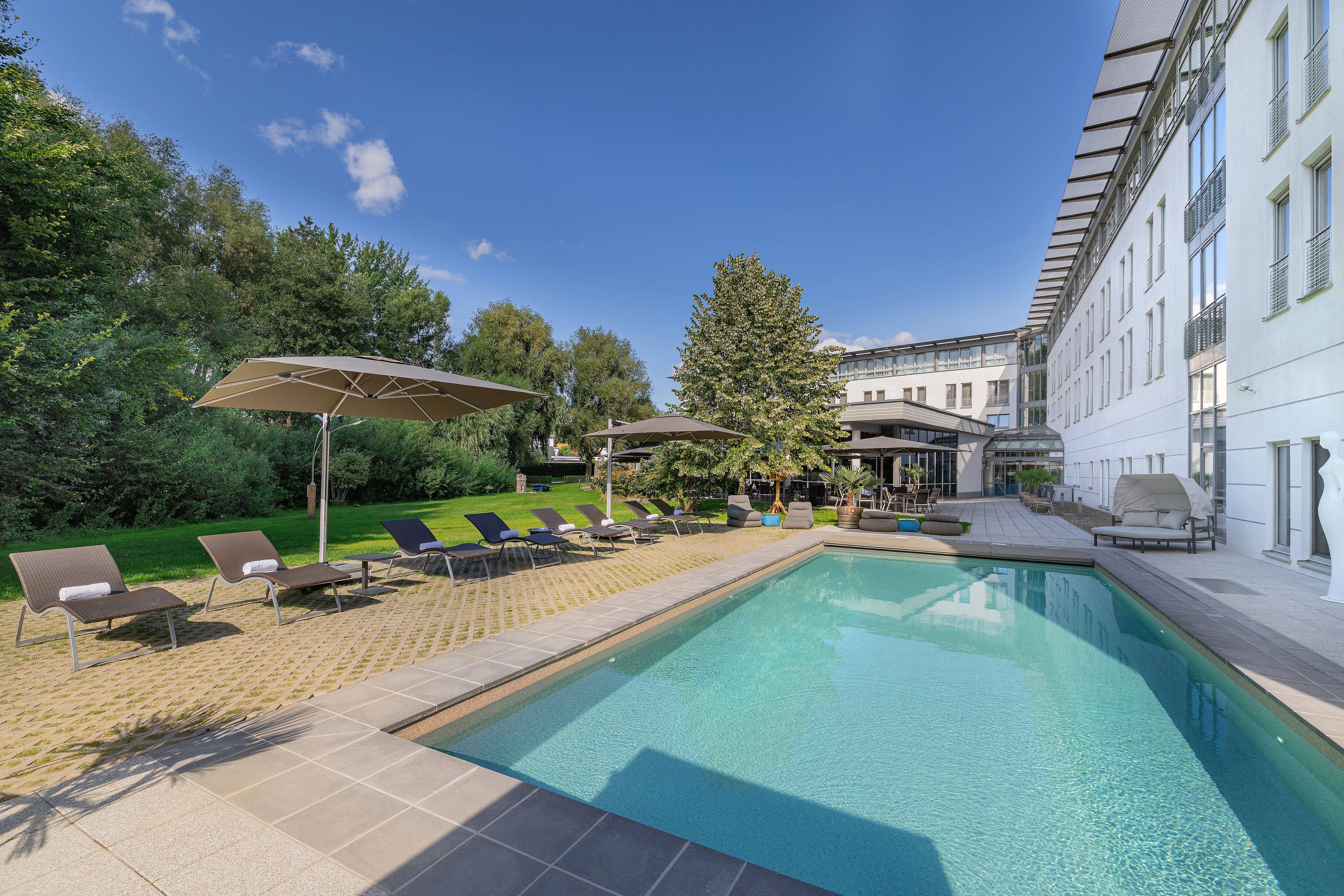 ganzjährig beheizter Außenpool