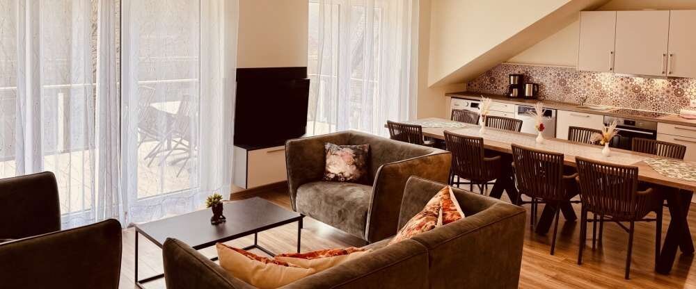 NUR MIT MAXIMALBELEGUNG BUCHBAR! Appartment (ca. 100m²) für 5 Personen (3 Schlafzimmer mit Doppelbetten / Einzelbett), Wohnbereich mit gemütlicher Sitzecke, komplett eingerichtete Küchenzeile, Waschmaschine mit Trockner, Essecke, möblierter Balkon (ca