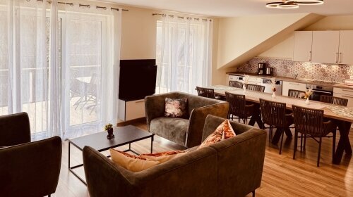 NUR MIT MAXIMALBELEGUNG BUCHBAR! 

Appartment (ca. 100m²) für 5 Personen (3 Schlafzimmer mit Doppelbetten / Einzelbett), Wohnbereich mit gemütlicher Sitzecke, komplett eingerichtete Küchenzeile, Waschmaschine mit Trockner, Essecke, möblierter Balkon (ca