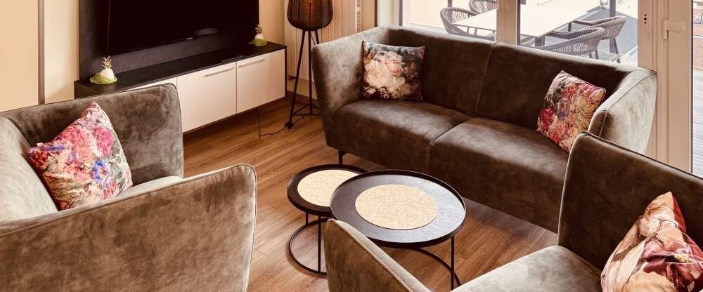 NUR MIT MAXIMALBELEGUNG BUCHBAR! Appartment (ca. 105m²) für 6 Personen (3 Schlafzimmer mit Doppelbetten), Wohnbereich mit gemütlicher Sitzecke, komplett eingerichtete Küchenzeile, Waschmaschine mit Trockner, Essecke, möblierter Balkon (ca. 20m²), Dusc