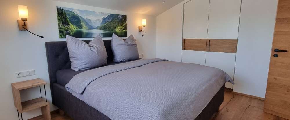 Die Penthouse Suite mit über 100 m² Wohnfläche ist als Loft-Wohnung gestaltet und bietet Erholung pur! In einer der exklusivsten Lagen Rosenheims befindet sich diese luxuriöse Ferienwohnung. Ausgestattet mit einem eigenen Whirlpool auf dem großen sonnigen