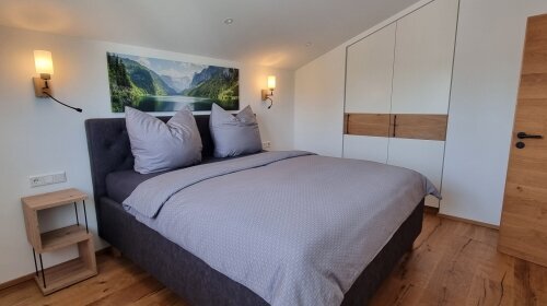 Die Penthouse Suite mit über 100 m² Wohnfläche ist als Loft-Wohnung gestaltet und bietet Erholung pur! In einer der exklusivsten Lagen Rosenheims befindet sich diese luxuriöse Ferienwohnung. Ausgestattet mit einem eigenen Whirlpool auf dem großen sonnigen